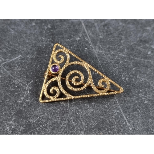 316 - A 9ct gold triangular brooch, set cabochon amethyst, 32mm, gross weight 2.6g.