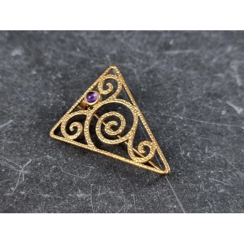 316 - A 9ct gold triangular brooch, set cabochon amethyst, 32mm, gross weight 2.6g.