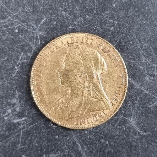 423 - Coins: a Victoria 1899 gold sovereign.