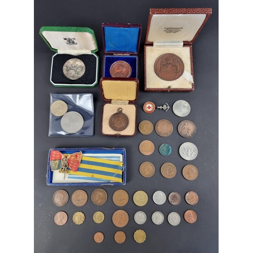 471 - Coins: a small quantity of UK and world coins; together with three cased medals.