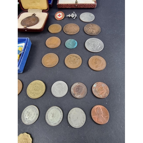 471 - Coins: a small quantity of UK and world coins; together with three cased medals.