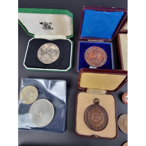 471 - Coins: a small quantity of UK and world coins; together with three cased medals.