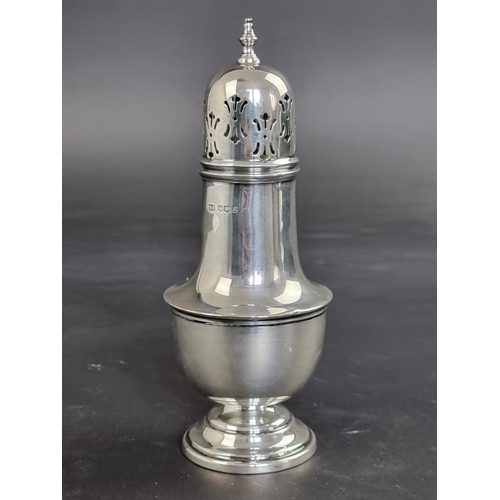 48 - A silver sugar caster, by Viner's Ltd, Sheffield 1960, 19cm high, 149g.