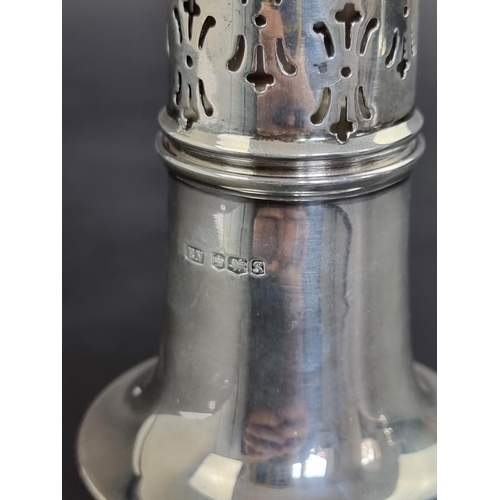 48 - A silver sugar caster, by Viner's Ltd, Sheffield 1960, 19cm high, 149g.