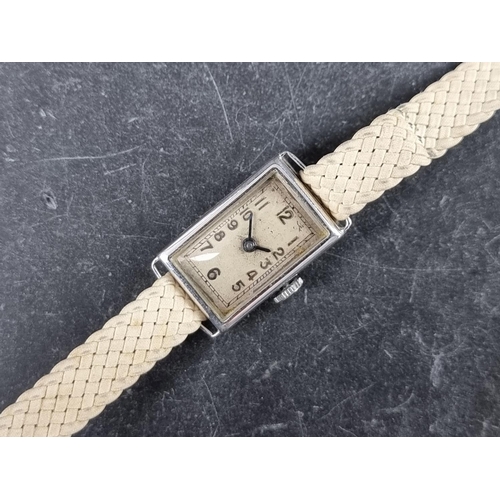 552 - An Art Deco 18ct white gold manual wind ladies wristwatch, 14mm x 21mm, having Swan movement, on con... 