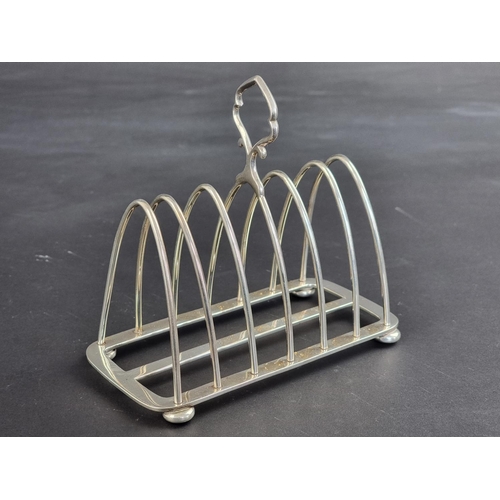 56 - A silver toast rack, by Hukin & Heath Ltd, Birmingham 1922, 13cm wide, 173g.... 