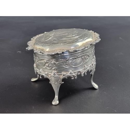 61 - An Edwardian silver jewellery casket, by Goldsmiths & Silversmiths Co Ltd, London 1907, 8cm high... 