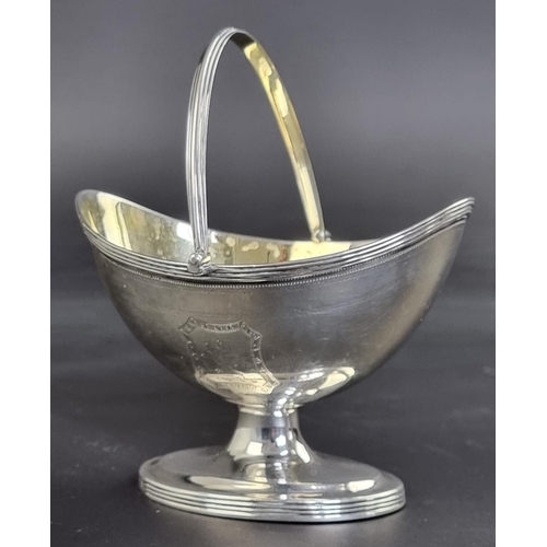 64 - A William IV silver swing handled sugar bowl, by Henry Chawner, London 1832, height to handle 1... 