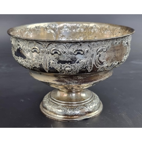 66 - An Edwardian silver pedestal bowl, by Lee & Wigfull, Sheffield 1907, 21.5cm diameter, 537g.... 