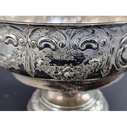 66 - An Edwardian silver pedestal bowl, by Lee & Wigfull, Sheffield 1907, 21.5cm diameter, 537g.... 