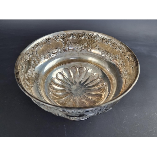 66 - An Edwardian silver pedestal bowl, by Lee & Wigfull, Sheffield 1907, 21.5cm diameter, 537g.... 