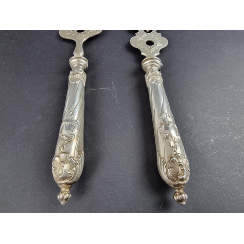 84 - A pair of German white metal handled fish servers, stamped '800'.