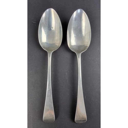 93 - A pair of silver Old English pattern tablespoons, by Paul Storr, London 1815, 127g.... 