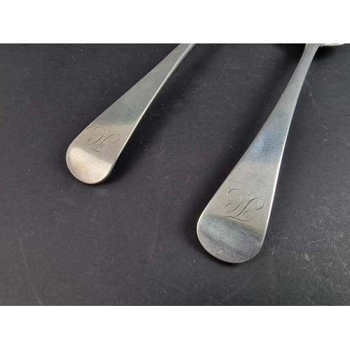 93 - A pair of silver Old English pattern tablespoons, by Paul Storr, London 1815, 127g.... 