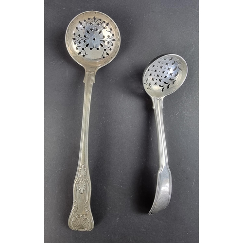 96 - A silver fiddle and thread pattern sifter spoon, having engraved garter crest to terminal, 50g; toge... 