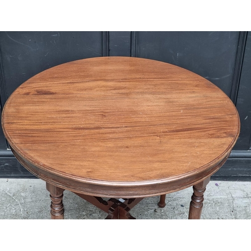 1027 - An early 20th century mahogany circular table, 84cm diameter.