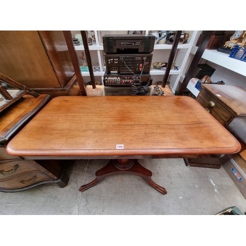 1006 - A Victorian mahogany pedestal table, 106cm wide.