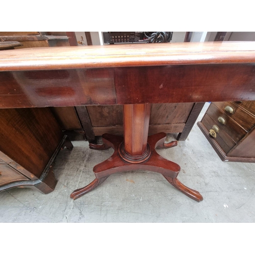 1006 - A Victorian mahogany pedestal table, 106cm wide.