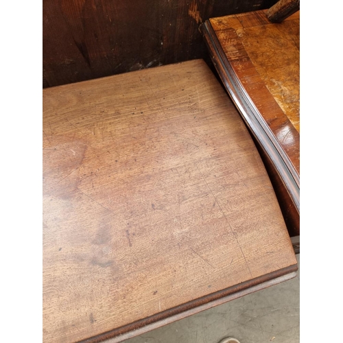 1010 - An 18th century mahogany gateleg table, 95cm wide.