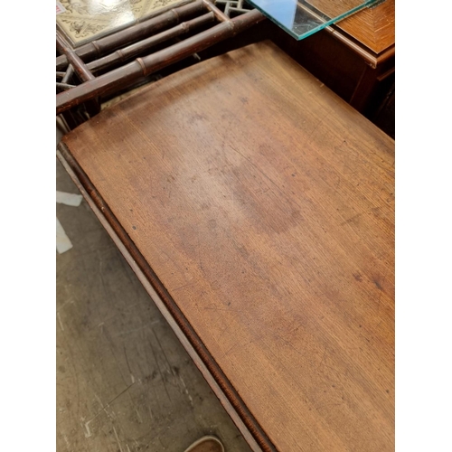 1010 - An 18th century mahogany gateleg table, 95cm wide.