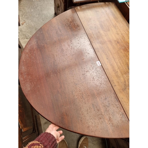 1010 - An 18th century mahogany gateleg table, 95cm wide.