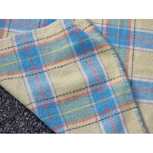 1140 - A pair of vintage Welsh wool blankets, one labelled 'Gwili Mills', 210 x 170cmy. (2)... 