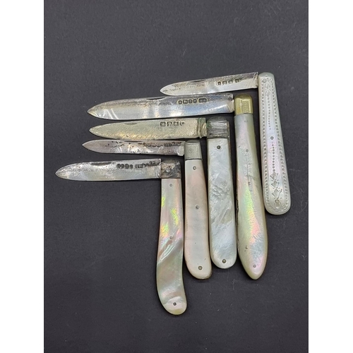 1686 - Five mother-of-pearl and silver folding fruit knives.