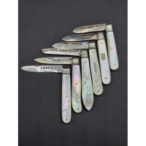 1689 - Six mother-of-pearl and silver folding fruit knives.