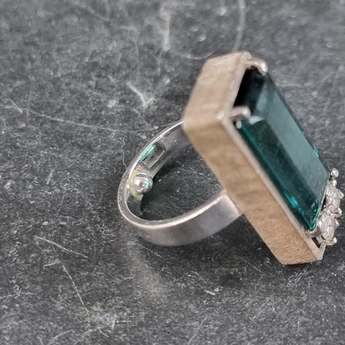 280 - A white metal ring, set faceted green stone, and two white stones, size J.