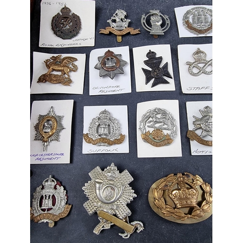 1800A - An interesting collection of vintage and modern British military cap and collar badges, to include: ... 