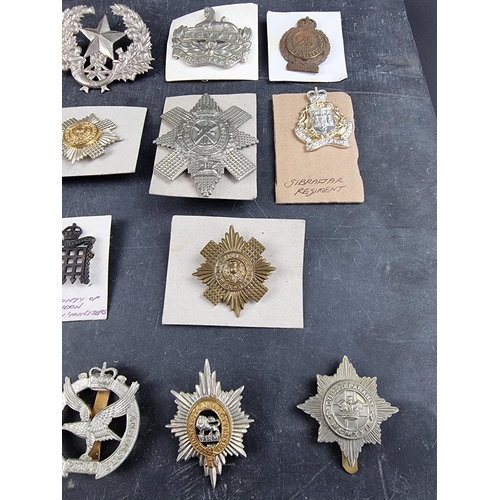 1800A - An interesting collection of vintage and modern British military cap and collar badges, to include: ... 