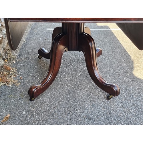 1085 - A Victorian mahogany pedestal Pembroke table, 105cm wide.