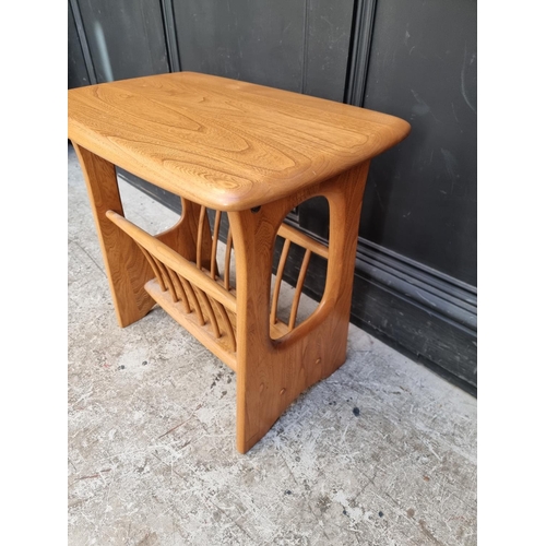 1020 - An Ercol 1079 table and magazine rack, 54.5cm wide.