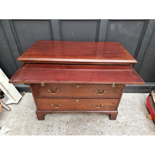 1044 - A George III mahogany chest of drawers, with brushing slide, 110cm wide.