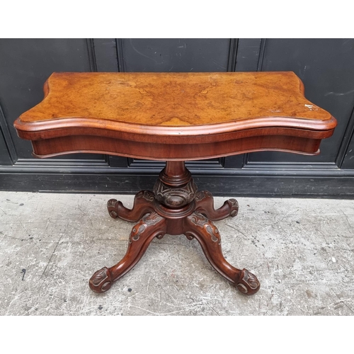 1060 - A Victorian figured walnut pedestal card table, 91.5cm wide.