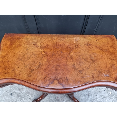 1060 - A Victorian figured walnut pedestal card table, 91.5cm wide.