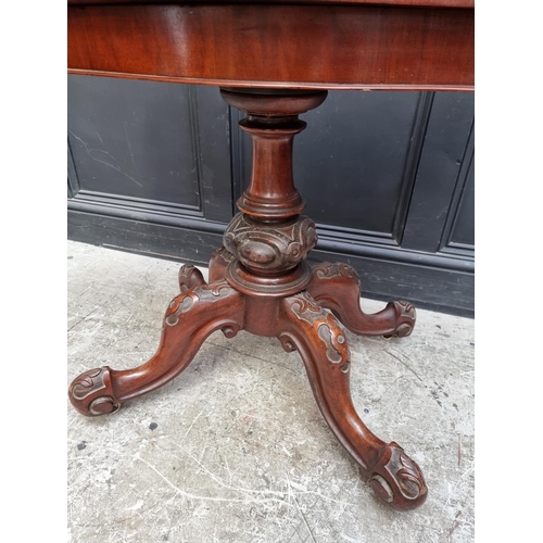 1060 - A Victorian figured walnut pedestal card table, 91.5cm wide.