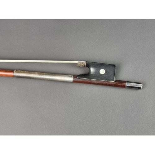 1499 - An interesting silver mounted violin bow, stamped 'N.V.DE N.M. A'DAM', total length 74.3cm, 57.5g.... 