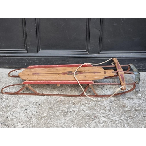 1512 - A vintage American 'Flexible Flyer' sledge, 121cm long.