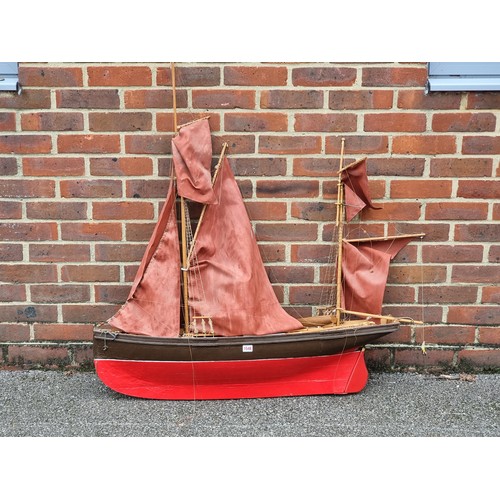 1548 - A large red painted pond yacht, the hull 103cm long.