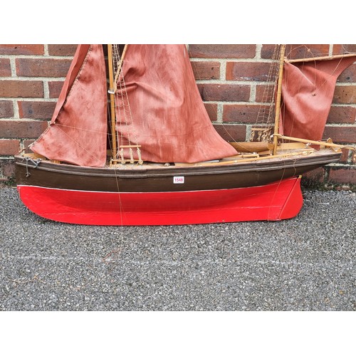 1548 - A large red painted pond yacht, the hull 103cm long.