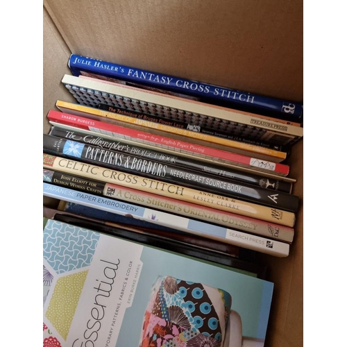 441 - EMBROIDERY/NEEDLECRAFT: quantity of modern reference books in one box.