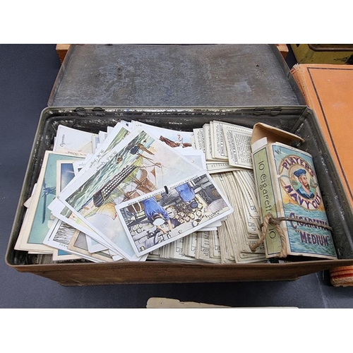 479 - CIGARETTE CARDS/STAMPS: quantity in small box. 