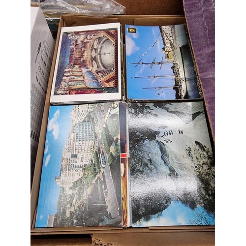 487 - POSTCARDS: a large quantity in box. 