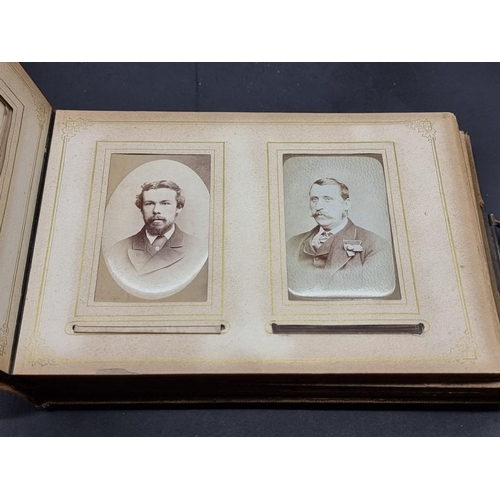 536 - CARTE DE VISITE: a quantity of carte de visite and cabinet cards, loose and in albums. (Tray)... 