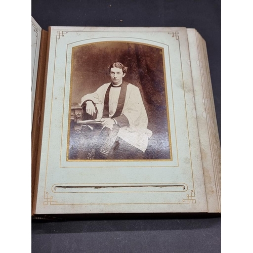 536 - CARTE DE VISITE: a quantity of carte de visite and cabinet cards, loose and in albums. (Tray)... 