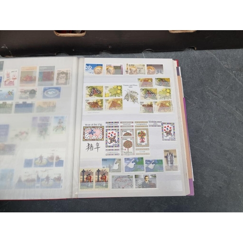 639 - STAMPS: mixed selection housed in 10 albums and box. (Tray)