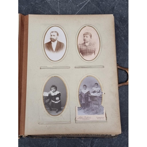 647 - CARTE DE VISITE: quantity in 2 period albums: plus snapshot album, Switzerland. (3)... 