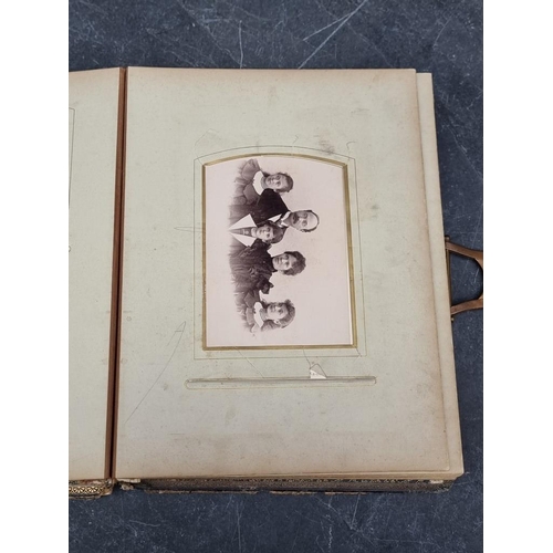 647 - CARTE DE VISITE: quantity in 2 period albums: plus snapshot album, Switzerland. (3)... 