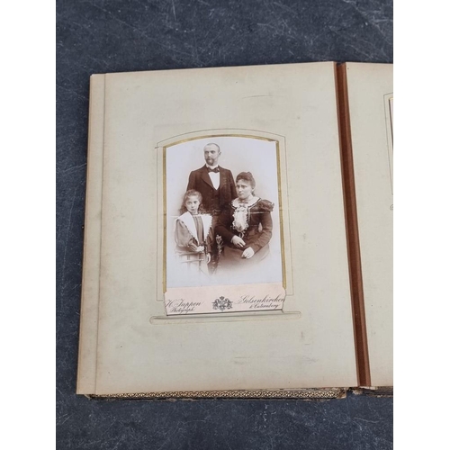 647 - CARTE DE VISITE: quantity in 2 period albums: plus snapshot album, Switzerland. (3)... 